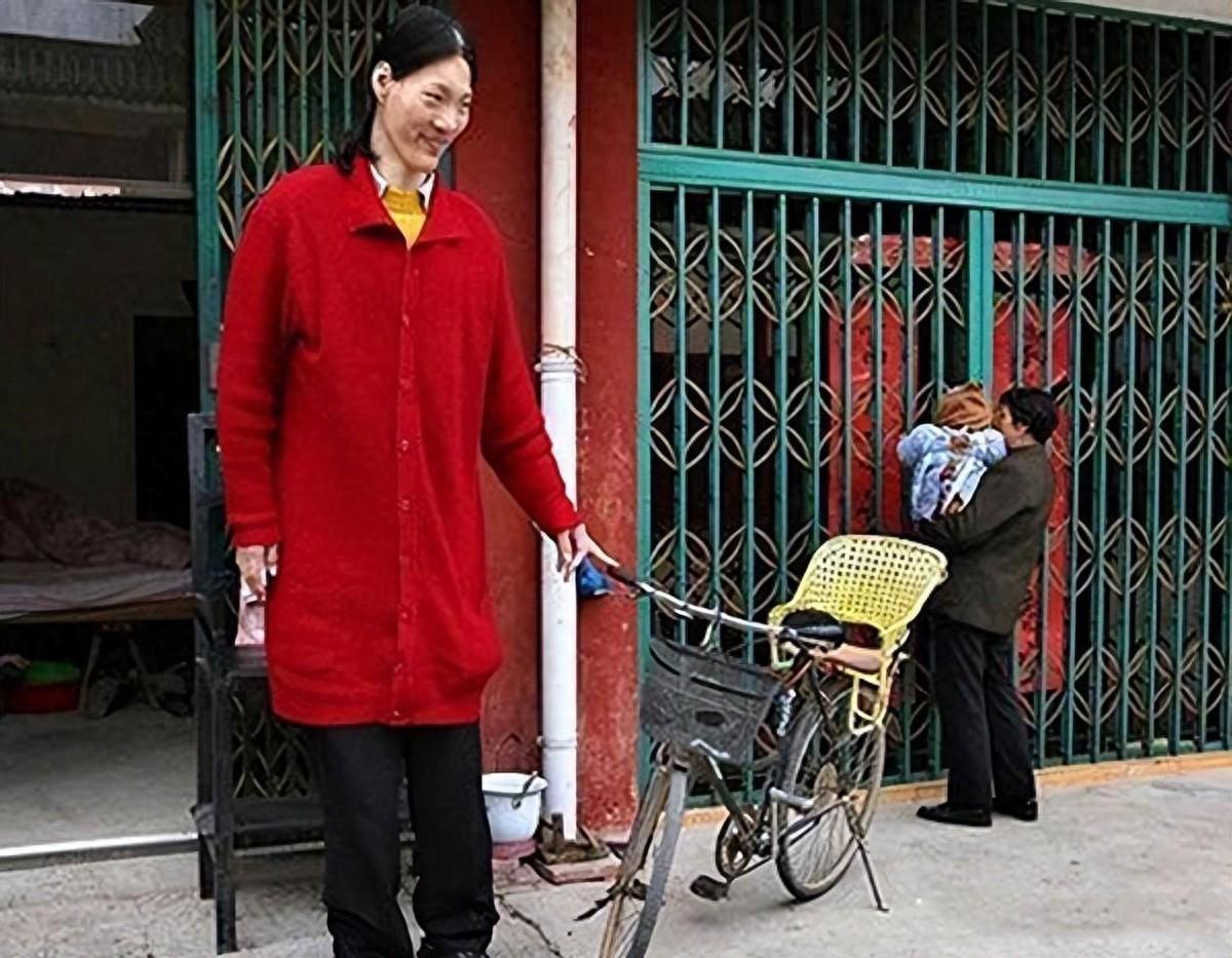 世界第一女巨人来自中国安徽,穿78码的鞋子,一顿饭吃六碗炒面